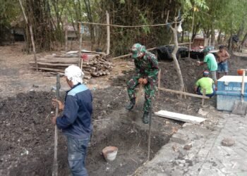 Tak Kenal Lelah, Babinsa Kedamean Turun Langsung Bantu Perbaikan Drainase Desa Tulung