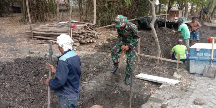 Tak Kenal Lelah, Babinsa Kedamean Turun Langsung Bantu Perbaikan Drainase Desa Tulung