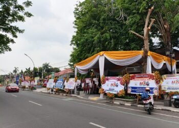 Karangan Bunga Ucapan Hari Pers Nasional Hiasi Balai Komunitas Wartawan Gresik di Bandar Grissee