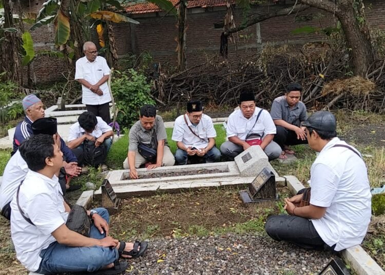 Peringati Hari Pers Nasional, KWG Ziarah ke Makam Tiga Wartawan yang Telah Berpulang