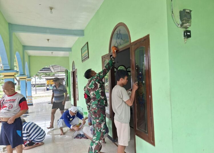 Sambut Ramadan, Babinsa Manyar dan Warga Gotong Royong Bersihkan Musala