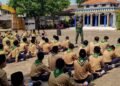Tanamkan Disiplin dan Nasionalisme, Babinsa Panceng Latih PBB dan Wasbang Siswa MTs Muhammadiyah Wotan