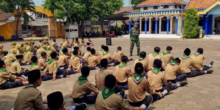 Tanamkan Disiplin dan Nasionalisme, Babinsa Panceng Latih PBB dan Wasbang Siswa MTs Muhammadiyah Wotan
