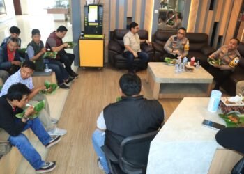 Tanpa Sekat !! Kapolres Gresik Duduk Bareng Awak Media Santap Nasi Krawu Penuh Keakraban