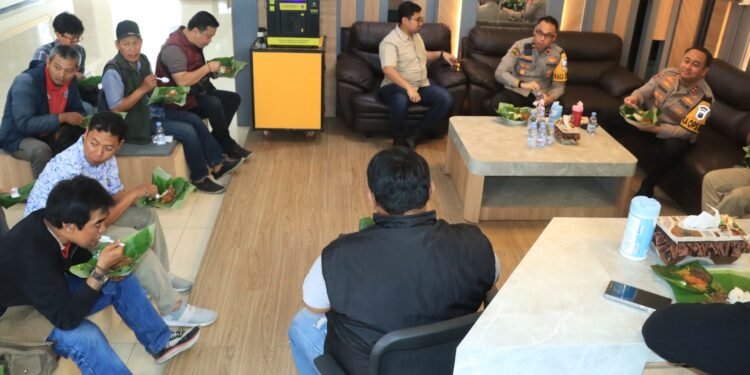 Tanpa Sekat !! Kapolres Gresik Duduk Bareng Awak Media Santap Nasi Krawu Penuh Keakraban