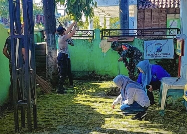 Sambut Ramadan, Babinsa Menganti dan Perangkat Desa Putatlor Kompak Bersihkan Lingkungan