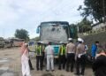 Pastikan Keselamatan Peziarah, Satlantas Polres Gresik Gelar Ramp Check Bus Pariwisata di Kawasan Sunan Giri