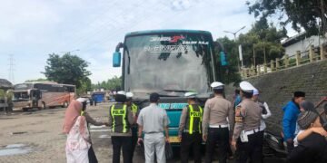 Pastikan Keselamatan Peziarah, Satlantas Polres Gresik Gelar Ramp Check Bus Pariwisata di Kawasan Sunan Giri