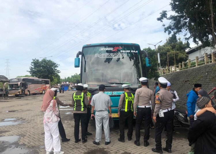 Pastikan Keselamatan Peziarah, Satlantas Polres Gresik Gelar Ramp Check Bus Pariwisata di Kawasan Sunan Giri