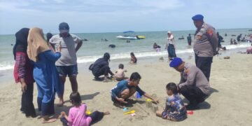 Liburan Aman dan Nyaman, Satpolairud Polres Gresik Siaga di Pantai Dalegan Gresik