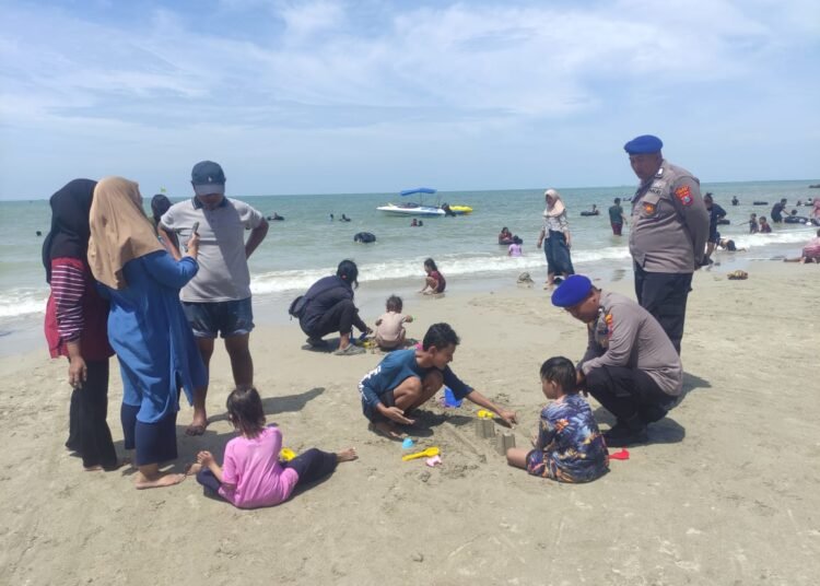Liburan Aman dan Nyaman, Satpolairud Polres Gresik Siaga di Pantai Dalegan Gresik