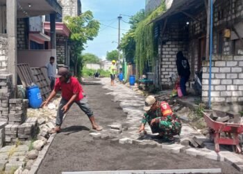 Puasa Ramadan, Babinsa Manyar Tetap Semangat Bantu Warga Pasang Paving di Desa Peganden