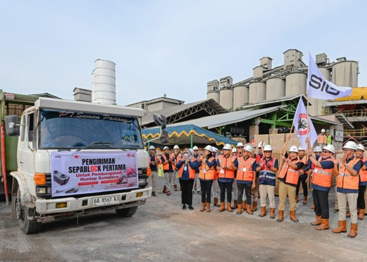 Dukung Percepatan Pemulihan Pascabencana, SIG Kirim 36.000 Bata Interlock Presisi Untuk Pembangunan Hunian Tetap di Kampung Talang Padang Sumatra Barat
