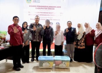 Ramadan, Wabup dr. Alif Didampingi Kadinsos Serahkan Bantuan untuk ODHIV Wujud Komitmen Eliminasi AIDS di Gresik