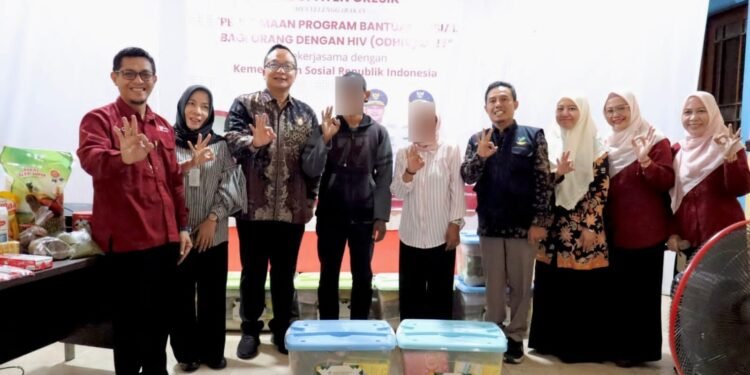 Ramadan, Wabup dr. Alif Didampingi Kadinsos Serahkan Bantuan untuk ODHIV Wujud Komitmen Eliminasi AIDS di Gresik