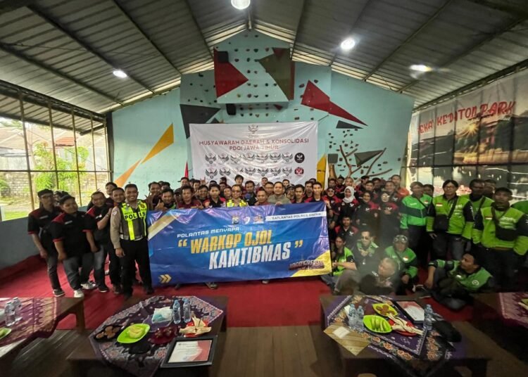 Perkuat Sinergitas, Satlantas Polres Gresik Ngopi Edukasi Safety Riding Bersama Driver Online se-Jawa Timur