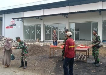 Ramadan Penuh Berkah, Danramil Duduksampeyan Bagikan Takjil Sekaligus Sosialisasikan Program KDMP