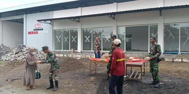 Ramadan Penuh Berkah, Danramil Duduksampeyan Bagikan Takjil Sekaligus Sosialisasikan Program KDMP