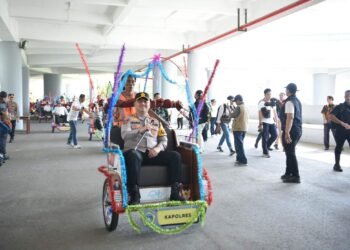 Kirab Adipura 2026 Meriah, Kapolres Gresik dan Forkopimda Kompak Naik Kendaraan Listrik