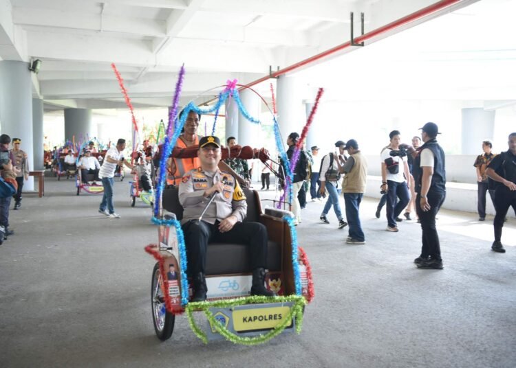 Kirab Adipura 2026 Meriah, Kapolres Gresik dan Forkopimda Kompak Naik Kendaraan Listrik