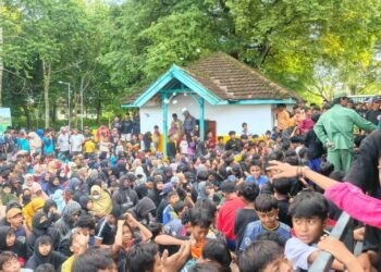 Ratusan Warga Berebut Udik-udikan Uang Koin di Gelaran Sedekah Bumi Desa Tebuwung Dukun