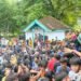 Ratusan Warga Berebut Udik-udikan Uang Koin di Gelaran Sedekah Bumi Desa Tebuwung Dukun