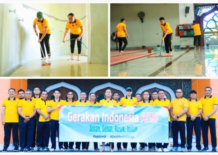 Kapolres Gresik Turun Langsung Pimpin Aksi Kerja Bakti Bersih-bersih Masjid Agung