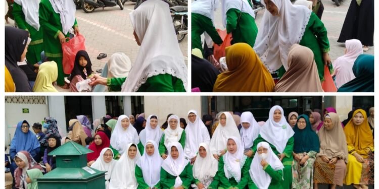 Ramadan Syahrul Mubarok, PAC Muslimat NU Sidayu Berbagi Takjil di Depan Masjid Kanjeng Sepuh