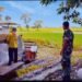 Ramadan Bertabur Cinta, Babinsa Balongpanggang Turun ke Sawah Sambangi Petani
