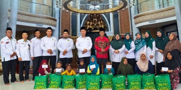 KUA Manyar Gelar Safari Ramadan dan Santunan Anak Yatim di Masjid Darul Falah Pejangganan