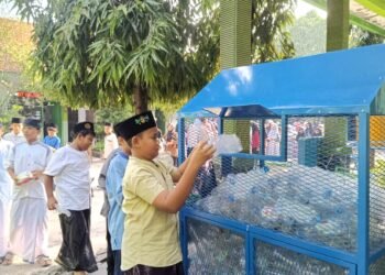 Sisi Lain Pondok Ramadhan MIN 1 Gresik: Saat Botol Plastik Menjadi Jalan Sedekah