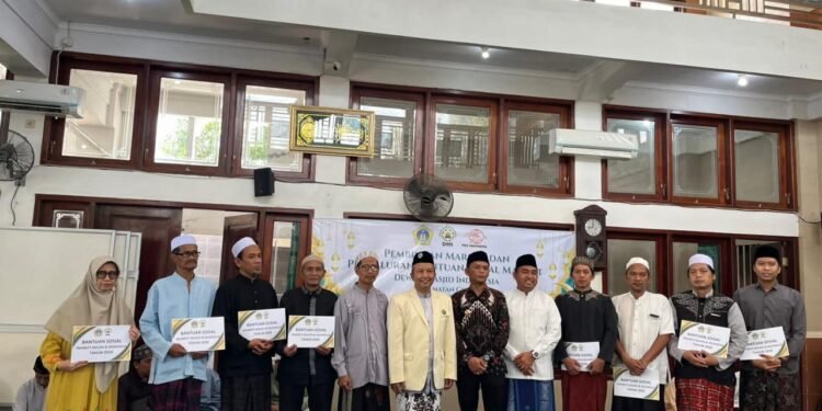 Jelang Lebaran, Marbot Masjid Sumringah Dapat Bansos Kolaborasi KUA, DMI, dan Pemkab Gresik
