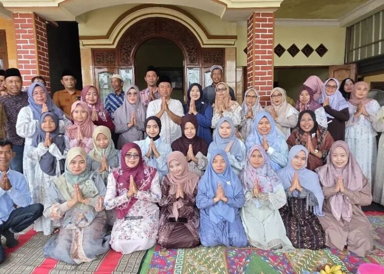 Halalbihalal Keluarga Besar MIN 2 Gresik Berlangsung Penuh Kehangatan dan Kebersamaan