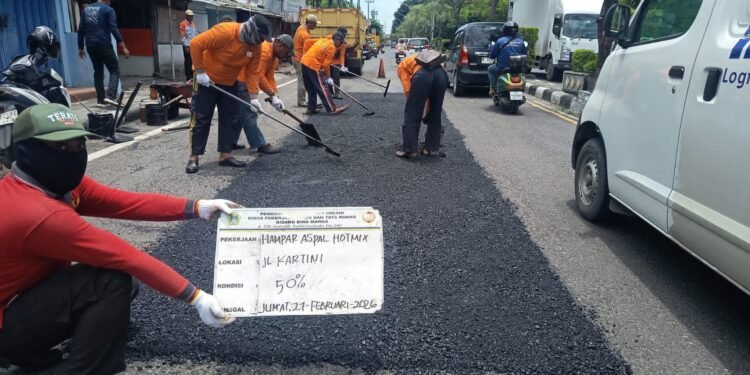 Meski Kewenangan Pusat, Bupati Gus Yani Instruksikan PUTR Tambal Jalan Kartini dan Veteran Gresik