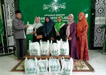 Ramadan Berkah Warga Sumringah saat Lazisnu Ranting NU Banyutengah Panceng Bagikan 513 Paket Beras