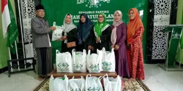 Ramadan Berkah Warga Sumringah saat Lazisnu Ranting NU Banyutengah Panceng Bagikan 513 Paket Beras