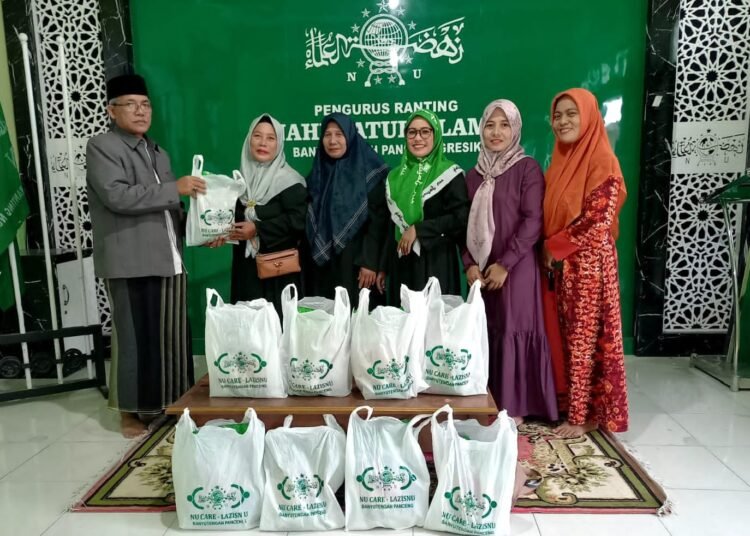 Ramadan Berkah Warga Sumringah saat Lazisnu Ranting NU Banyutengah Panceng Bagikan 513 Paket Beras
