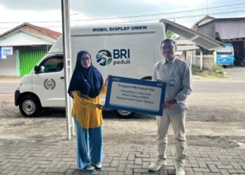 Dorong Pemberdayaan Ekonomi Komunitas, BRI Gresik Serahkan Bantuan Mobil Display UMKM