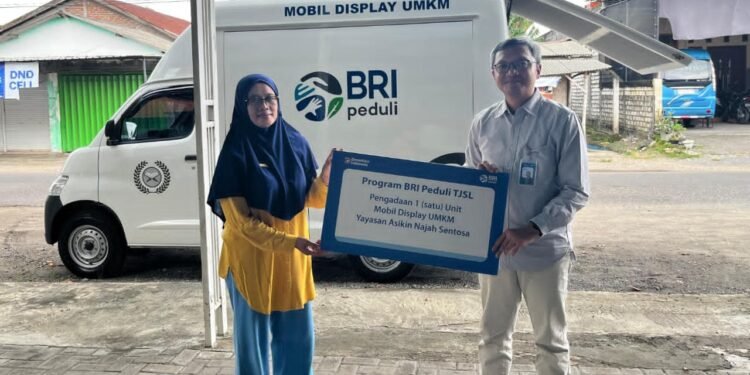 Dorong Pemberdayaan Ekonomi Komunitas, BRI Gresik Serahkan Bantuan Mobil Display UMKM