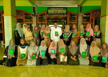 Khidmat !! Fatayat NU Lowayu Gelar Kajian Kitab Hujjah Ahlussunnah wal Jamaah di Serambi Masjid Nurul Huda