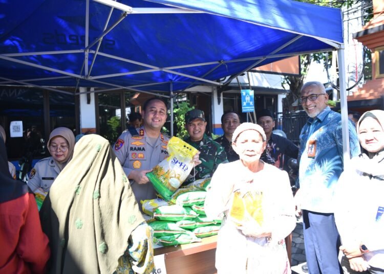 Polres Gresik Gelar Pasar Murah Ringankan Beban Warga Jelang Hari Raya