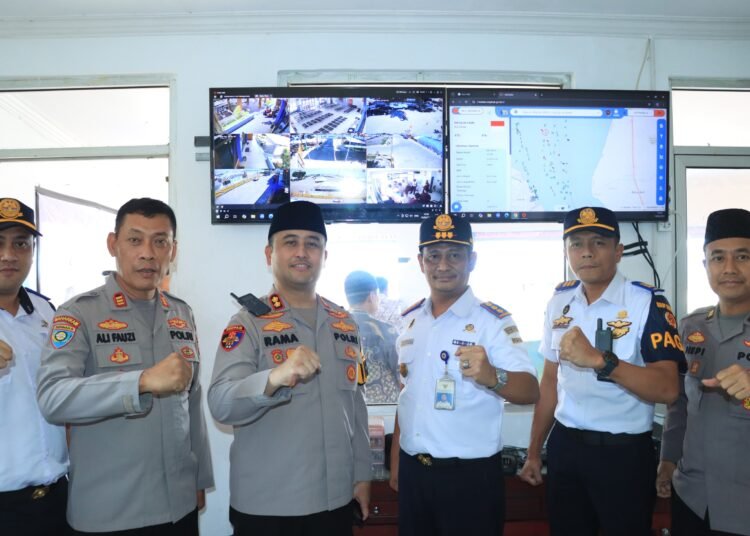 Kapolres Gresik Tinjau Pos Pam Pelabuhan Pastikan Pengamanan Mudik Laut Aman dan Lancar
