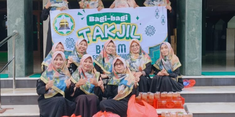 Srikandi BKMM DMI Tebuwung Gelar Aksi Bagi Takjil di Pengujung Ramadan