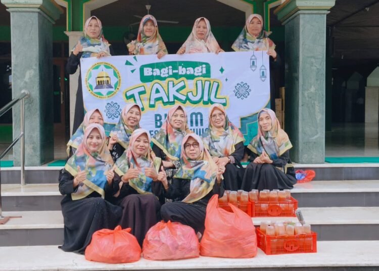 Srikandi BKMM DMI Tebuwung Gelar Aksi Bagi Takjil di Pengujung Ramadan