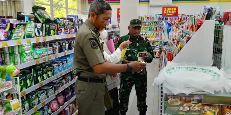 Babinsa dan Trantib Dukun Gelar Sidak Makanan dan Minuman Jelang Lebaran