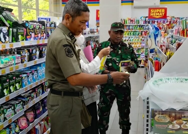 Babinsa dan Trantib Dukun Gelar Sidak Makanan dan Minuman Jelang Lebaran