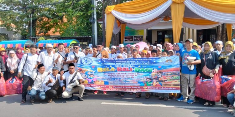 Kolaborasi KPUG dan KWG, Ajak 200 Anak Yatim Belanja Baju Lebaran di Pasar Gresik