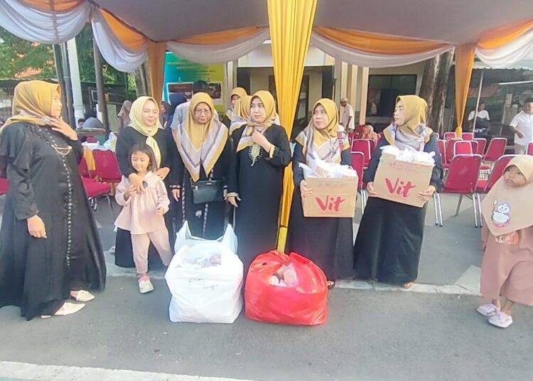 Momen Ramadan, Istri Wartawan Gresik Bagikan 400 Paket Takjil dan Gelar Buka Puasa Bersama