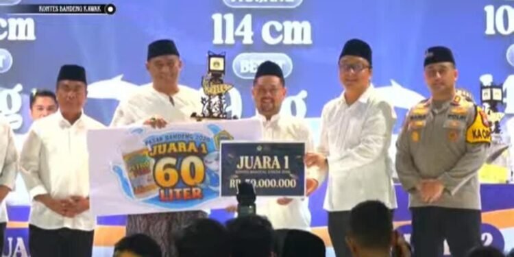 Dan Juara 1 Kontes Bandeng Kawak Gresik 2026 Kembali Diraih Kades Pangkahwetan Syaifullah Mahdi