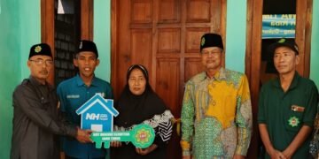 Jelang Idulfitri, Nurul Hayat Gresik dan BMT Mandiri Sejahtera Serahterimakan Rumah Layak Huni